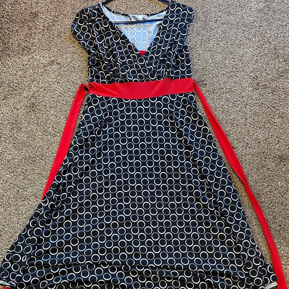 Elegant Circle Pattern Midi Dress in Black and Red